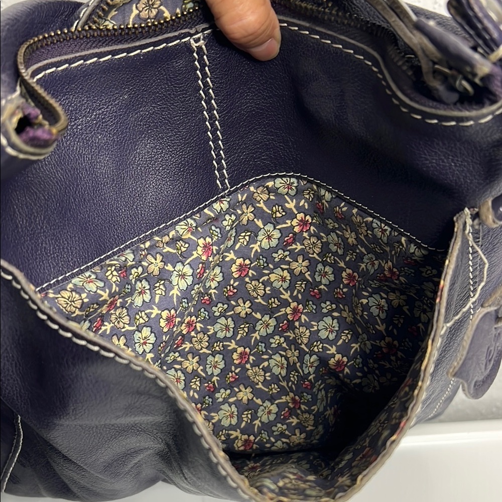 Elegant Navy Leather Shoulder Bag - Picture 4 of 8